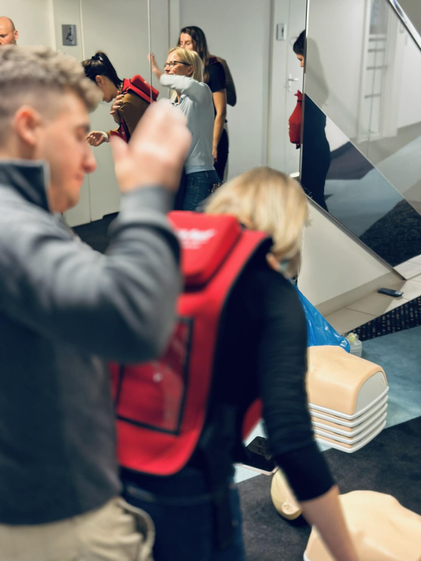 Instruktor LINKMED podczas szkolenia pierwszej pomocy w firmie