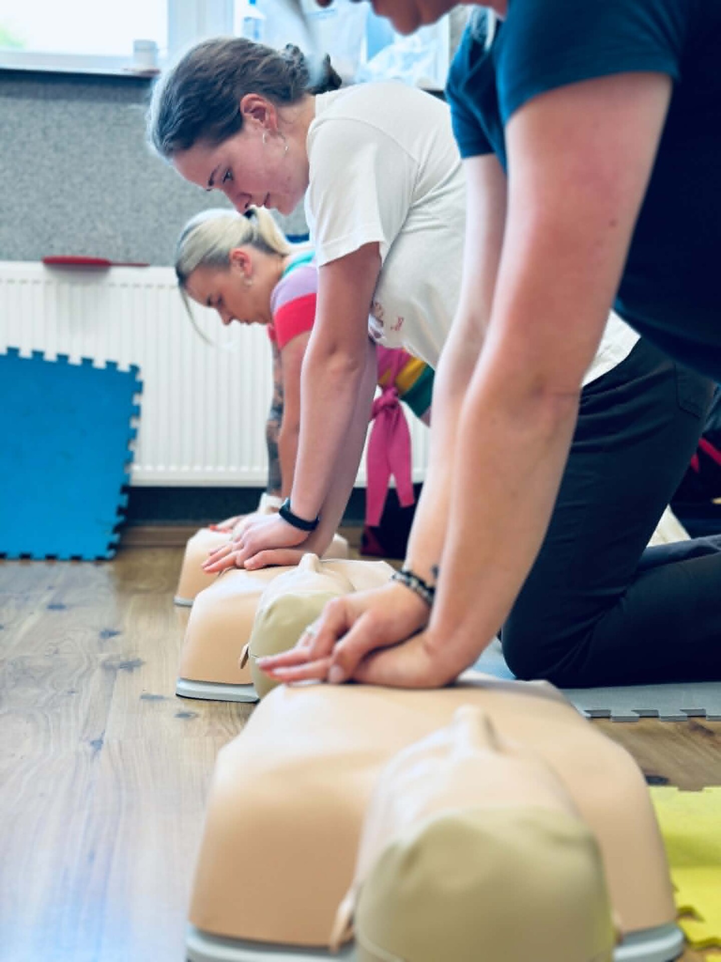 Uczestnik szkolenia ćwiczy resuscytację na fantomie QCPR