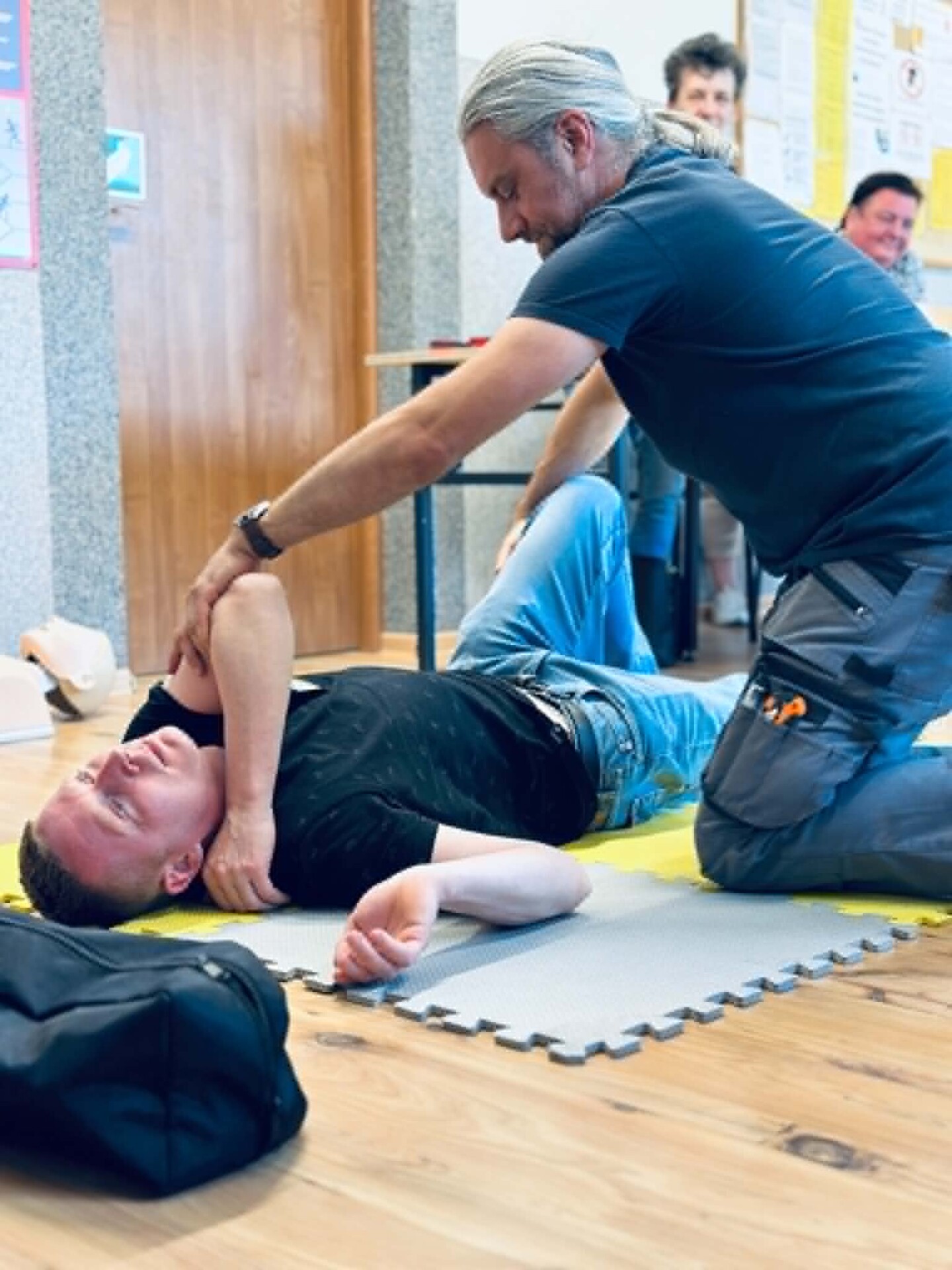 pozycja bezpieczna - uczestnik szkolenia wykonuje na koledze z pracy