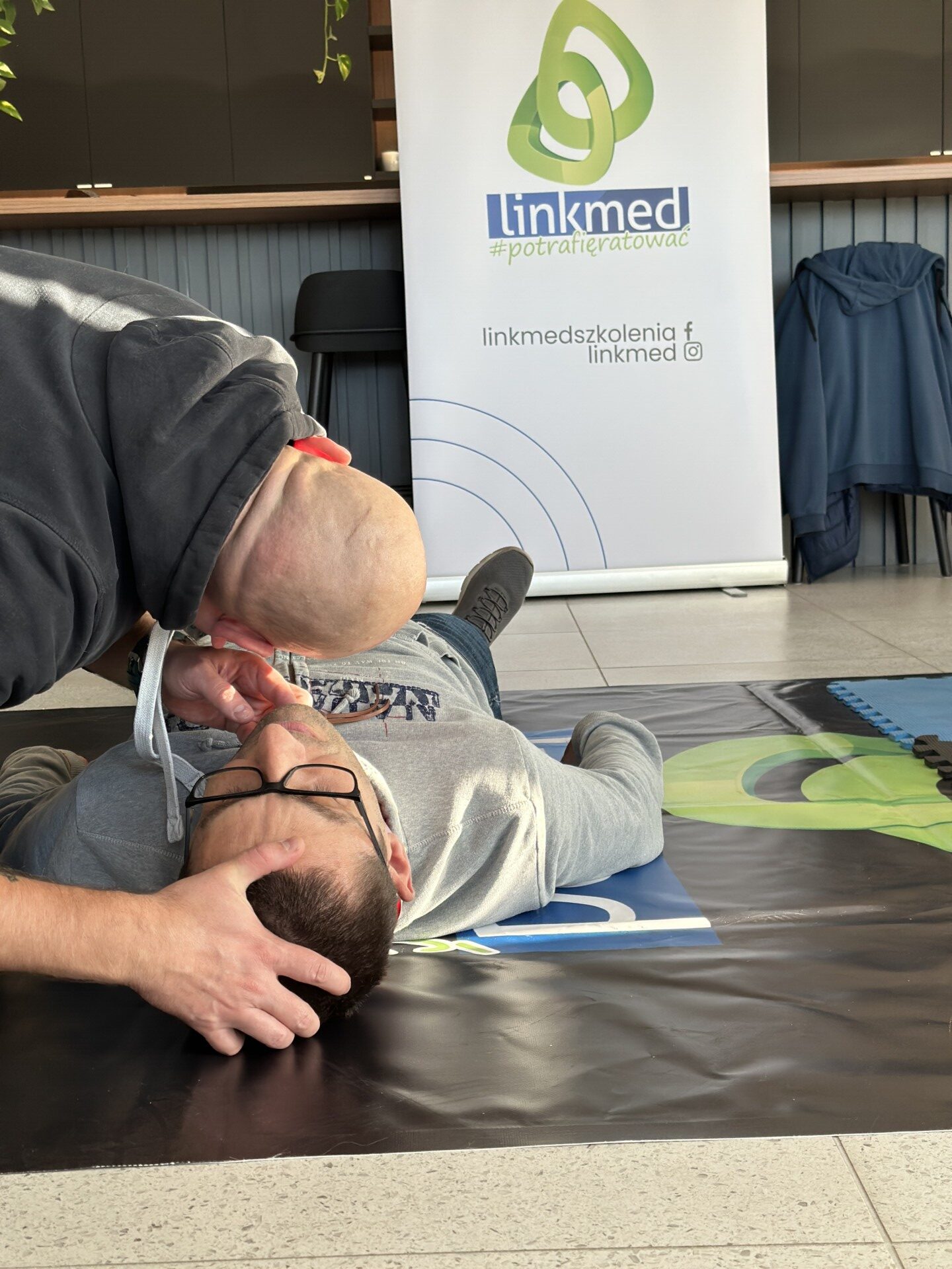 Instruktor LINKMED podczas szkolenia pierwszej pomocy dla personelu hotelu