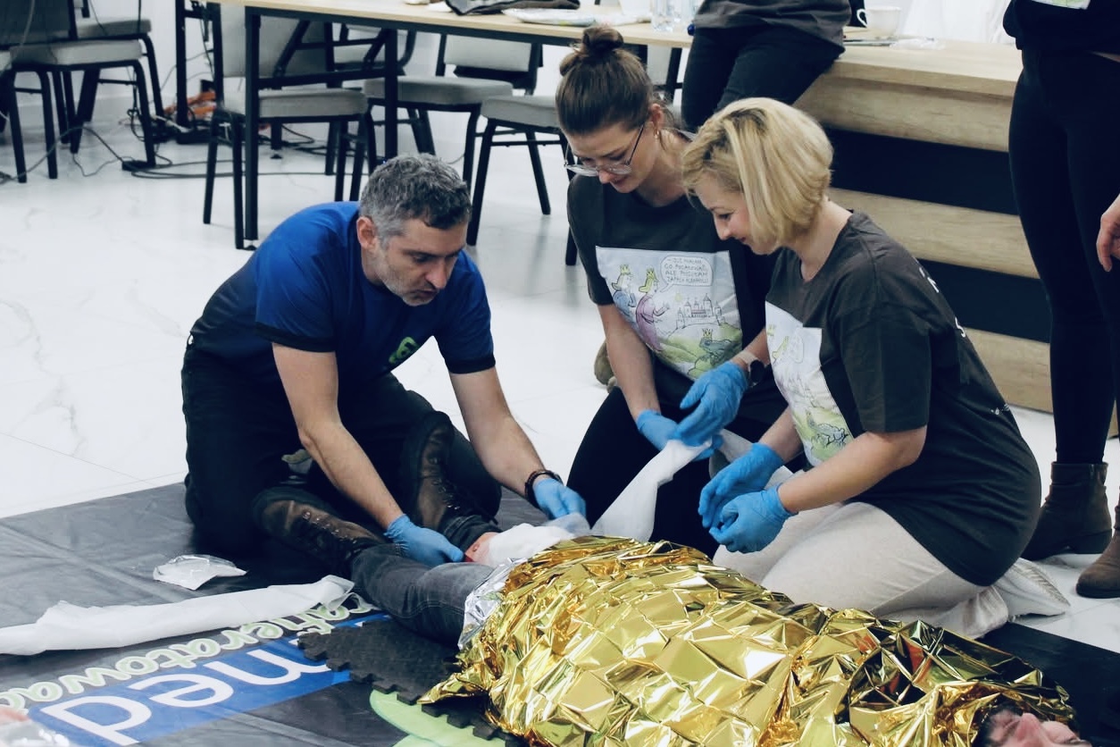 Szkolenie z pierwszej pomocy dla pracowników produkcji — ćwiczenia grupowe