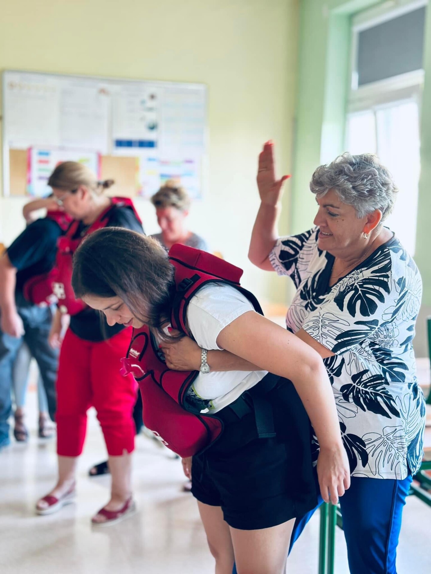 Szkolenie z pierwszej pomocy w Tczewie — uczestnicy ćwiczą opatrywanie urazu z instruktorem LINKMED